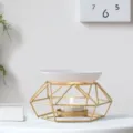 Detalle en primer plano del moderno marco de hierro dorado geométrico y quemador de aceite aromático. - Quemador de aromaterapia