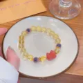 Gros plan détail du bracelet rétro chinois en citrine et agate avec un joli pendentif renard. - Style Chat en Cristal Jaune Artificiel et Agate
