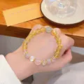 Vue détaillée d'un bracelet de pierres naturelles avec citrine, quartz et intercalaires dorés. - Style Aigue-Marine