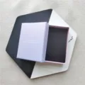 Nahaufnahme einer hellvioletten Schmuckgeschenkbox mit schwarzem Schaumstoffeinsatz und Dreiecksprint. - Pappbox / Hellviolett
