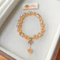 Vue détaillée d'un bracelet de perles d'agate style doux avec cristal et pendentif arbre. - Style Pendentif Petit Arbre
