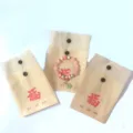 Süßes rosa Perlenarmband mit Vlies-Geschenkverpackungstaschen und Segensschrift. - Vliestüte / Rot