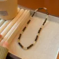 Gros plan sur bracelet de perles en œil de tigre vintage, bijou style Maillard chic. - 5 Double Boucle Avec Perles de Cristal Abacus
