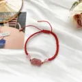 Bracelet en cordon rouge fait main avec quartz fraise et pendentif Pixiu en cristal. - Quartz Fraise Pixiu