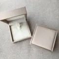 Élégant coffret cadeau carré pour bijoux avec plateau intérieur pour petits accessoires. - Boîte Brossée / Doublure Flocrée Beige / Champagne