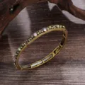 Gros plan d'un bracelet extensible vintage bohème avec gravure complexe et strass colorés étincelants. - Style Gravé Strass Argent (B23-350)