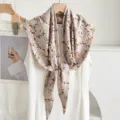 Pañuelo triangular floral estilo coreano, bufanda ligera para el cuello mujer, primavera. - Camel
