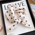 Pañuelo cuadrado de lunares beige crema para mujeres y niños, bufanda ligera para primavera y otoño. - Lunares Beige y Negro