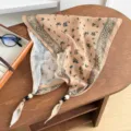 Pañuelo triangular con cuentas y estampado paisley vintage para mujer, lino y algodón. - Paisley Floral - Camello