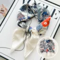 Elegante pañuelo cuadrado de seda de 70cm con estampado floral de selva para mujeres. - Paraíso Animal Azul y Blanco