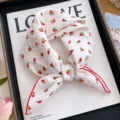 Pañuelo cuadrado pequeño de algodón y lino blanco con estampado floral rojo, bufanda. - Flores Silvestres Pequeñas Base Beige Borde Rojo