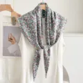 Sciarpa triangolare con stampa floreale blu, fazzoletto da collo leggero per donne. - Azzurro