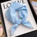 Foulard a carreaux bleus et blancs avec motif de cerises rouges, chic pour l'ete. - Carreaux Bleu Blanc Cerise