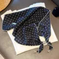 Pañuelo triangular de encaje con lunares retro y cuentas, elegante accesorio de cabeza de verano. - Lunares / Negro