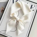 Chic panuelo de seda satinada lisa para mujer, elegante panuelo de cuello beige pequeno. - Blanco Roto