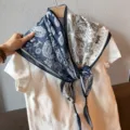 Pañuelo triangular con estampado paisley retro para mujer, elegante bufanda de verano ligera. - Paisley Bicolor Azul Blanco
