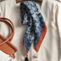 Panuelo cuadrado retro de algodon y lino con patron cachemira borde naranja y borlas. - Beige Café Flecos Old Money Paisley Azul Marino