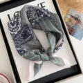 Pañuelo cuadrado de algodón y lino con paisley, bandana gris verdosa con rayas azules. - Paisley - Gris Negro