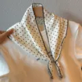 Pañuelo triangular de lunares retro con ribete de encaje y accesorio de abalorios. - Lunares / Blanco