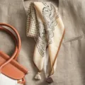 Elegante pañuelo cuadrado pequeño de algodón y lino con motivo cachemir y borlas. - Lunares Gran Paisley Beige Borde Café