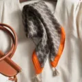Pañuelo cuadrado retro de algodón y lino con estampado de monograma y borlas naranjas. - Beige Flecos Old Money Paisley Café Naranja