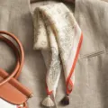 Pequeño pañuelo cuadrado de algodón y lino con estampado de cachemira y borde naranja. - Lunares Gran Paisley Beige Borde Naranja