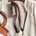 Pañuelo cuadrado vintage de algodón y lino con estampado de cachemira para mujeres elegante. - Beige Flecos Old Money Paisley Camello Negro
