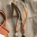 Pañuelo cuadrado beige con estampado de cachemira y borlas elegantes para mujeres. - Lunares Paisley - Caqui con Borde de Café
