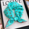 Petit foulard carré en coton lin turquoise à imprimé floral pour femme cou et cheveux - Trois Fleurs Fond Bleu Bord Rouge