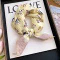 Petit foulard carré jaune avec superbe imprimé équestre et bordure rose élégante et chic. - Plusieurs Chevaux Beige Jaune
