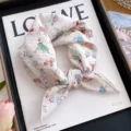Petit foulard carré en coton et lin blanc avec imprimé de chiens mignons, foulard élégant. - Paradis des Chats et Chiens Beige Blanc