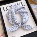 Joli petit carre en lin et coton floral bleu et blanc, foulard elegant pour femmes. - Petite Fleur de Pêcher Bleu