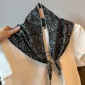 Elegante pañuelo triangular de diseño retro en color negro con detalles de encaje. - Paisley Apilado / Negro