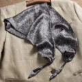Pañuelo de seda con estampado paisley negro y blanco, elegante diseño triangular mujer. - Vid Étnica