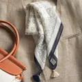 Pequeno Panuelo Cuadrado de Algodon Lino con Borlas Estampado Paisley Variante Blanco y Azul - Lunares Gran Paisley Blanco Borde Azul