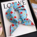Petit carre de foulard en lin et coton a fleurs bleues pour femmes printemps ete mode chic - Fleur Sauvage Fond Bleu Bord Rouge