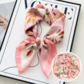 Foulard en soie floral rose pour femmes 70cm carré élégant foulard de cou bandeau chic. - Bambou Pêche Rose