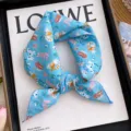 Foulard carre bleu imprime chat mignon, bandana leger au toucher soie pour enfants. - Petits Chats Actifs Bleu