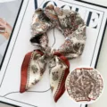 Foulard carré en soie artificielle florale 70cm bord rouge bandana élégant imprimé vintage. - Paon Café et Riz