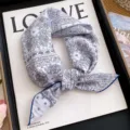 Foulard carre en coton a motif cachemire bleu et blanc, bandeau et accessoire chic. - Paisley Minimaliste Base Blanche Bord Bleu