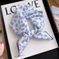 Foulard carré en coton et lin imprimé de feuilles bleues, accessoire élégant pour femmes. - Fruits Abondants Base Blanche Bord Bleu