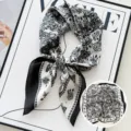 Foulard carre en soie a motif floral noir et blanc 70cm elegante echarpe pour femmes. - Paon Noir et Blanc