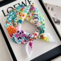 Petit foulard carre en coton et lin avec imprime abstrait colore, accessoire elegant pour femme. - Petites Fleurs Crayon