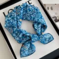 Foulard carre floral bleu pour femme, elegante echarpe et accessorio de cheveux chic. - Domaine Bleu Petites Fleurs