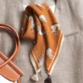 Foulard quadrato arancione con stampa di cavalli elegante fazzoletto da collo con nappe donna - Fazzoletto / Cavallo in Corsa Giallo Zenzero