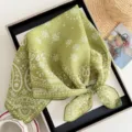 Foulard carré bandana en coton et lin vert motif cachemire élégant pour femmes - Paisley Floral Vert Clair