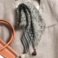 Foulard carré imprimé cachemire vert olive avec pompons, élégant petit châle en lin. - Grand Carré / Paisley Point Vert