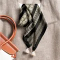 Élégante écharpe en soie noire avec motifs de dentelle beige et glands, parfaite pour le printemps. - Grand Carré / Rayures Dentelle Rose Noir Beige