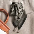 Petit foulard carré noir à motif cachemire avec pompons, élégant tour de cou pour femmes. - Grand Carré / Paisley Spatial Noir Beige