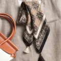 Foulard carré rétro élégant avec de jolies franges, accessoire marron et noir stylé. - Grand Carré / Grille Rétro en Nid d'Abeille Noir Camel